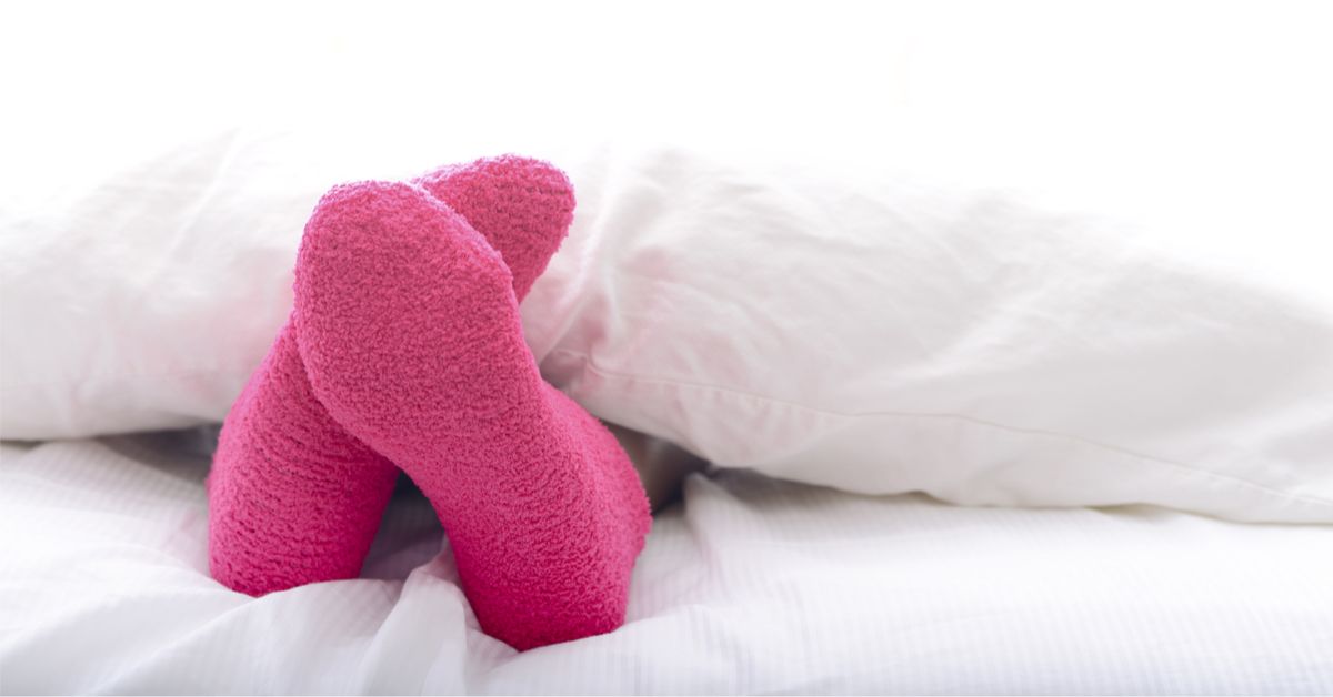 هل النوم بالجوارب يضر العين ويسبب العمى.. اعرف الحقيقة