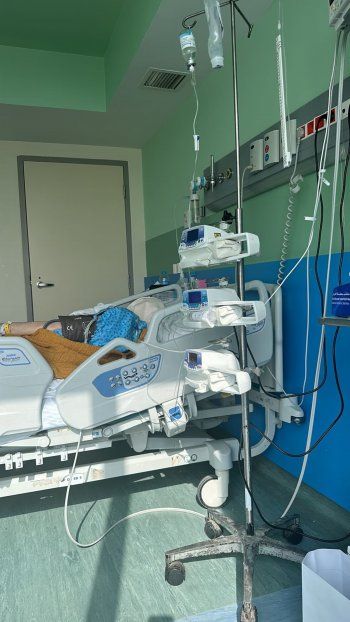 شاهد .. بالصورة- والدة لطيفة التونسية في المستشفى وابنتها تطلب الدعاء لها بالشفاء