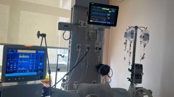 شاهد .. بالصورة- والدة لطيفة التونسية في المستشفى وابنتها تطلب الدعاء لها بالشفاء