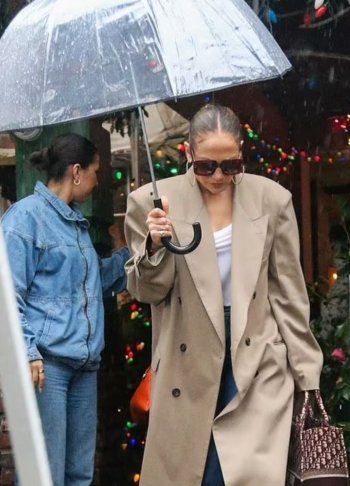 شاهد .. بالصور- جينيفر لوبيز تساعد أمها أثناء السير في شوارع نيويورك