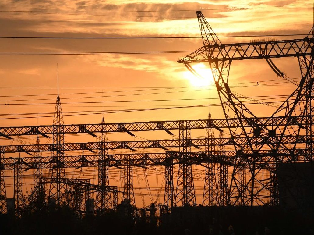 الحكومة تصدم المواطنين بموعد انتهاء قطع الكهرباء وإلغاء تخفيف الأحمال