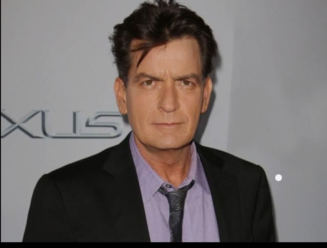 علقة موت نالها الممثل الأميركي تشارلي شين في منزله