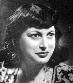 رجاء عبدة صوتها بيصحي الجيران بدلًا من منبه الساعة