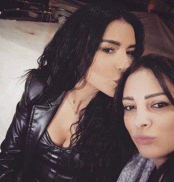 شاهد .. ندين جابر تستقبل التهاني بعيد ميلادها وكانت أولهن ماغي بو غصن-بالصورة