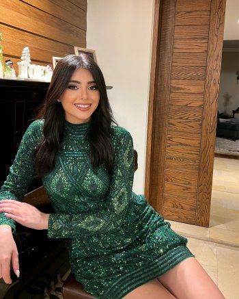 شاهد .. ماريتا الحلاني تتألق في عيد الميلاد بفستان قصير وأنيق