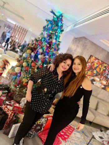 شاهد .. بالصور - إلهام شاهين وكارول سماحة تحتفلان سوياً في عيد الميلاد المجيد