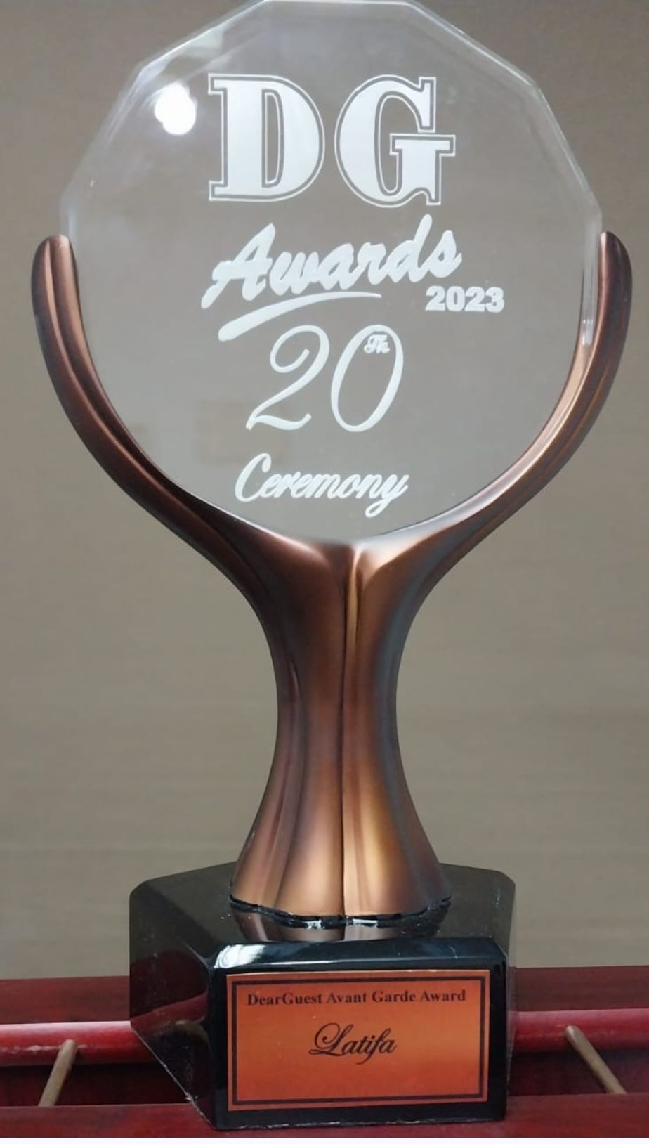 بعد حصولها على جائزة الريادة.. لطيفة تعتذر عن حضور حفل دير جيست بسبب مرض والدتها