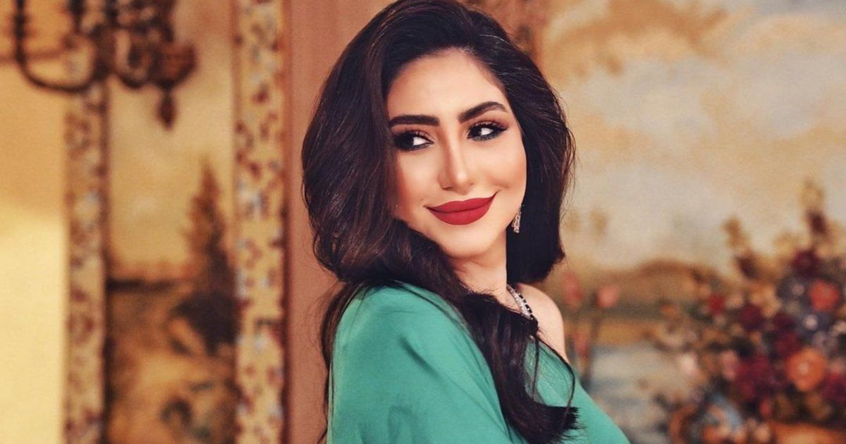 شاهد .. الفنانة بوسي تزين شجرة عيد الميلاد والبعض اتهمها بتقليد ميريام فارس-بالفيديو