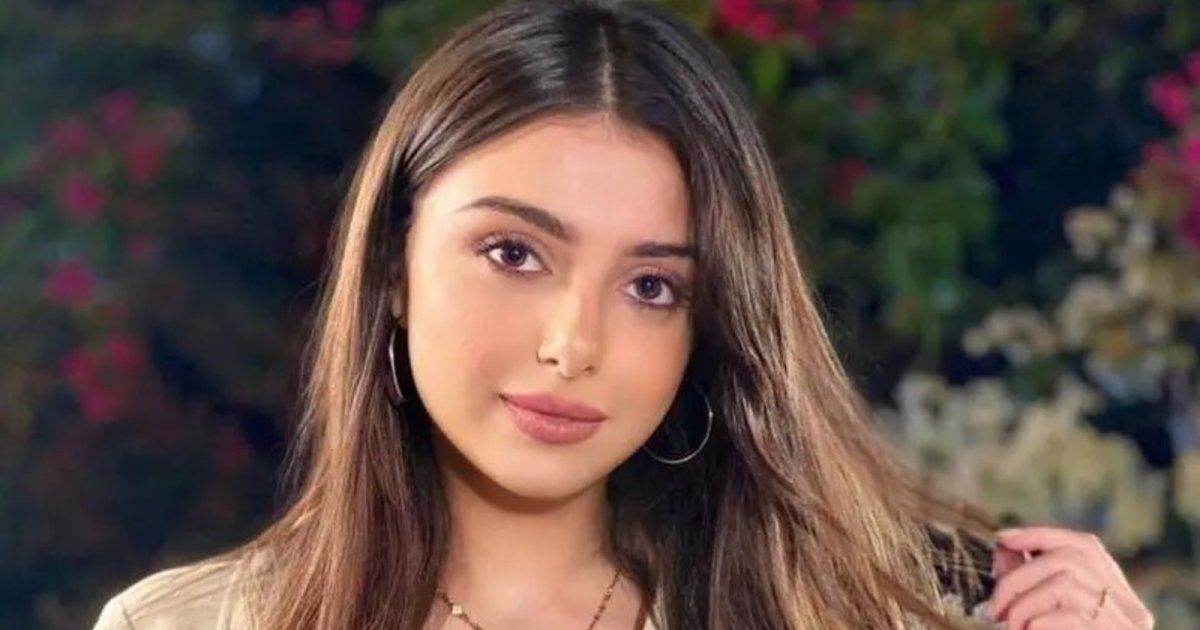 شاهد .. ماريتا الحلاني تتألق في عيد الميلاد بفستان قصير وأنيق