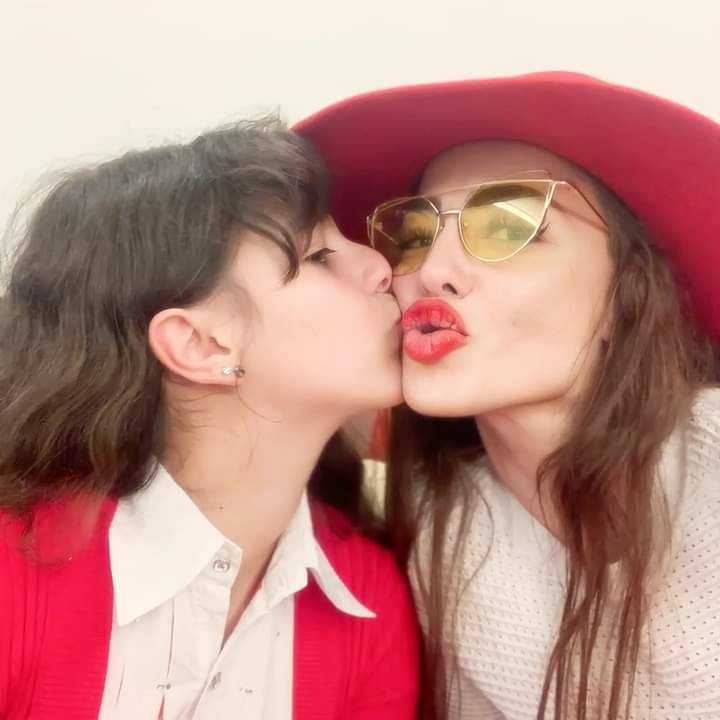 دوللي شاهين تحتفل بالكريسماس بصحبة بنتها نور علي طريقتها الخاصة