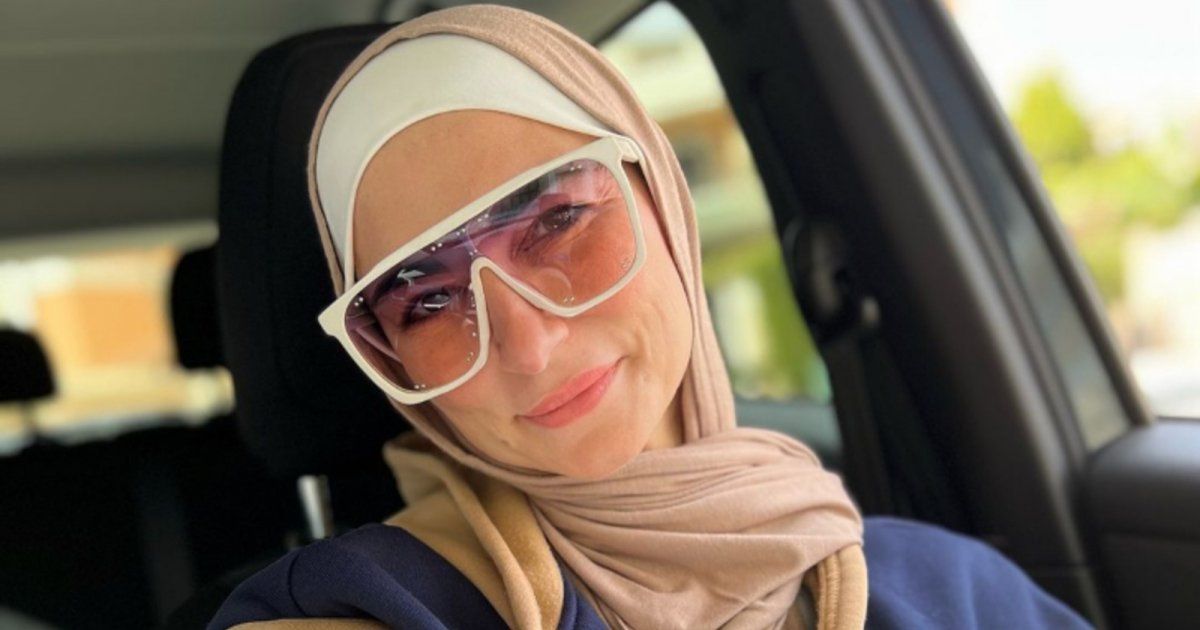 شاهد .. مخرجة معتزلة تطل في فيديو عن عقوق الوالدين .. وتثير جدلاً واسعاً بين مؤيداً ومعترضاً