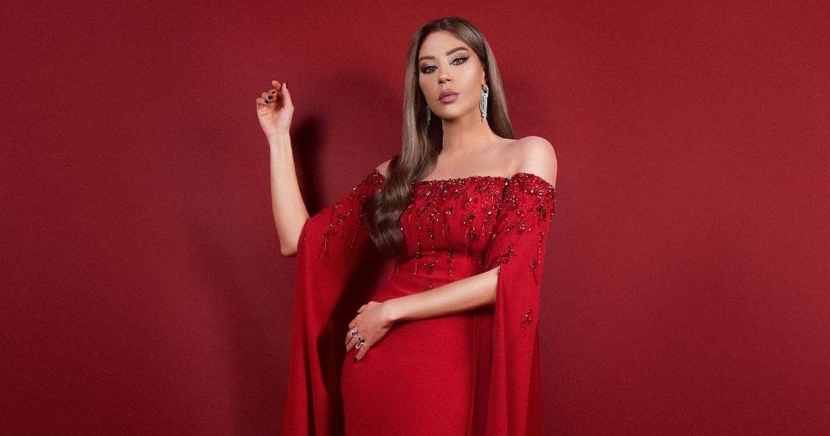 شاهد .. ظهور نادر لزوج كارلا حداد بعد فترة طويلة من زواجهما.. وسيم للغاية!