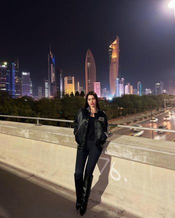 شاهد .. من شوارع الكويت..روان بن حسين تضج أنوثة وجمال بلوك كاجوال أسود مميز