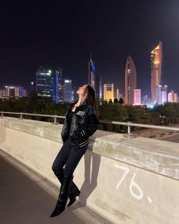 شاهد .. من شوارع الكويت..روان بن حسين تضج أنوثة وجمال بلوك كاجوال أسود مميز