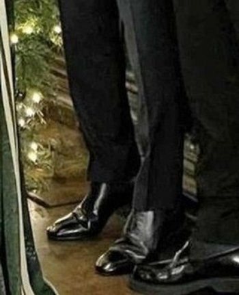 شاهد .. ملاحظة مثيرة للجدل بصورة ديفيد بيكهام العائلية.. هل يخجل من طوله؟