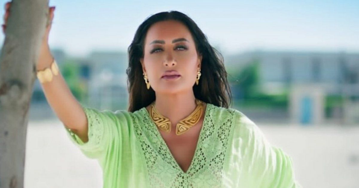 شاهد .. بفيديو مآثر.. لطيفة التونسية تمسك يد والدتها في المستشفى وتدعو لها بالشفاء