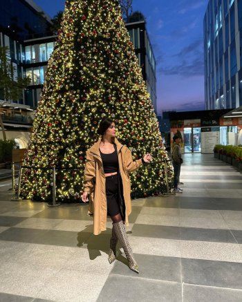 شاهد .. بأناقتها المعتادة..رانيا منصور تبهر الجمهور بلوك كاجوال وتستعرض جمالها