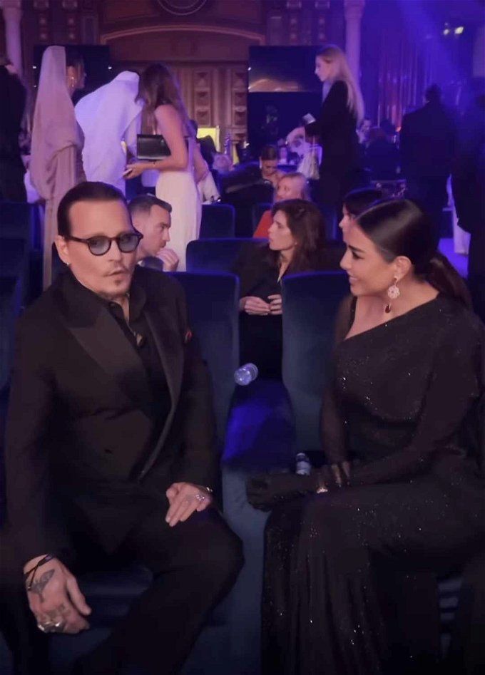 لقاء ياسمين صبري والنجم جوني ديب.. اسرار ومفاجآت كتيرة في المقابلة