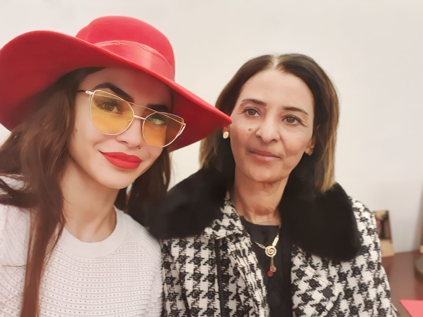 دوللي شاهين تحتفل بالكريسماس بصحبة بنتها نور علي طريقتها الخاصة