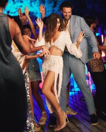 شاهد .. إطلاق دمية على شكل نانسي عجرم في " تيجي ننبسط "