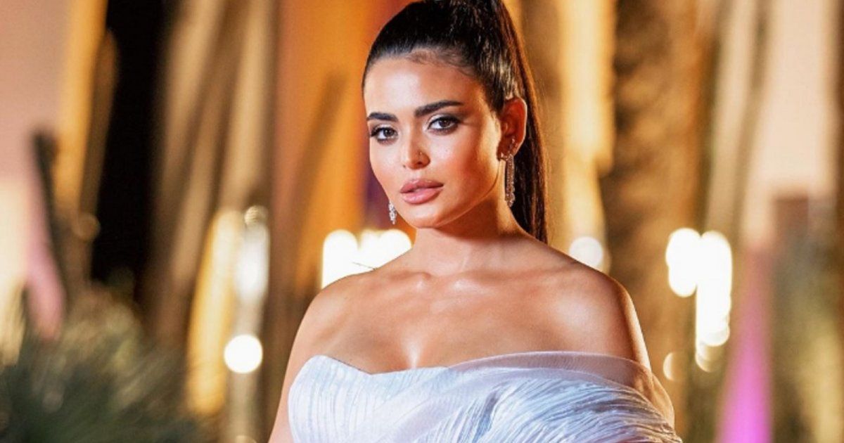 شاهد .. بالأبيض المزخرف..أسماء جلال تتألق بفستان رائع وأناقة عالية