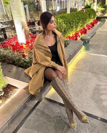 شاهد .. بأناقتها المعتادة..رانيا منصور تبهر الجمهور بلوك كاجوال وتستعرض جمالها