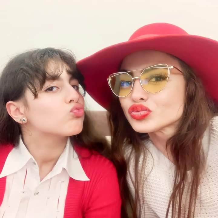 دوللي شاهين تحتفل بالكريسماس بصحبة بنتها نور علي طريقتها الخاصة