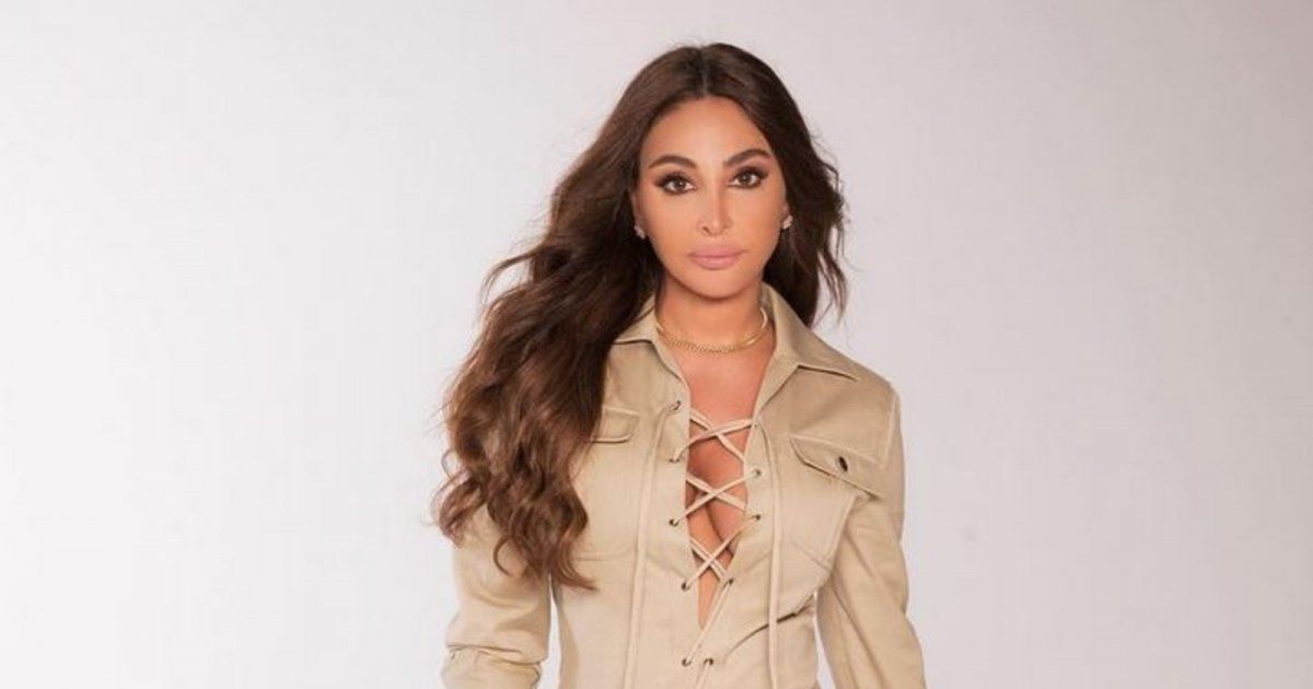 شاهد .. إليسا بفستان مفتوح على الصدر في جلسة تصوير عيد الميلاد وإليكم سعره