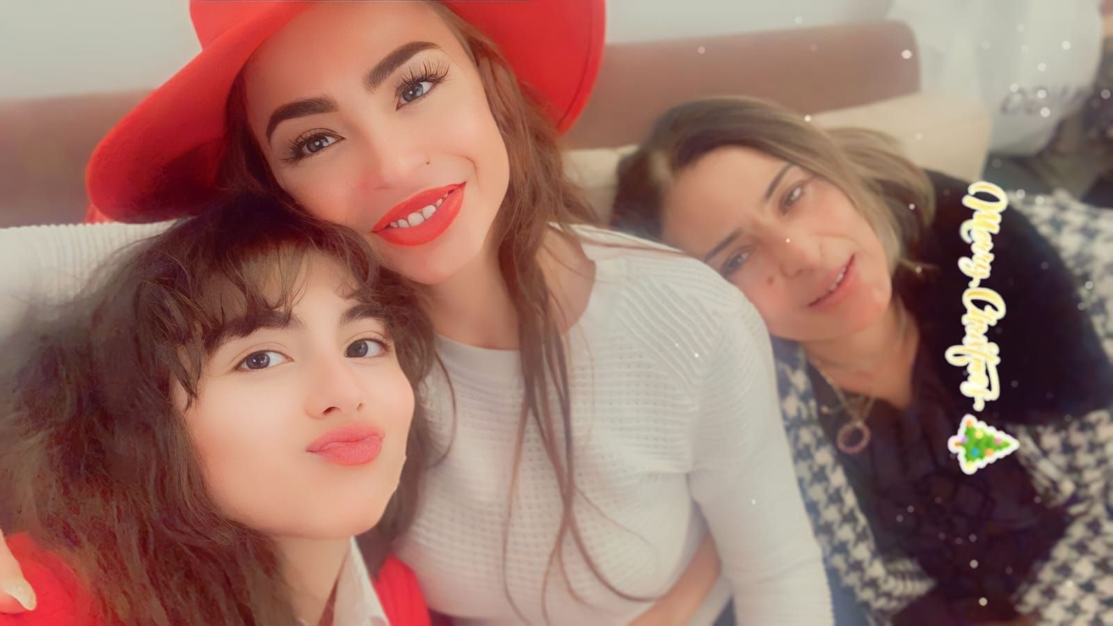 دوللي شاهين تحتفل بالكريسماس بصحبة بنتها نور علي طريقتها الخاصة