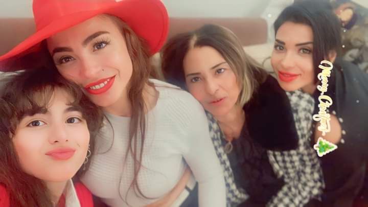 دوللي شاهين تحتفل بالكريسماس بصحبة بنتها نور علي طريقتها الخاصة