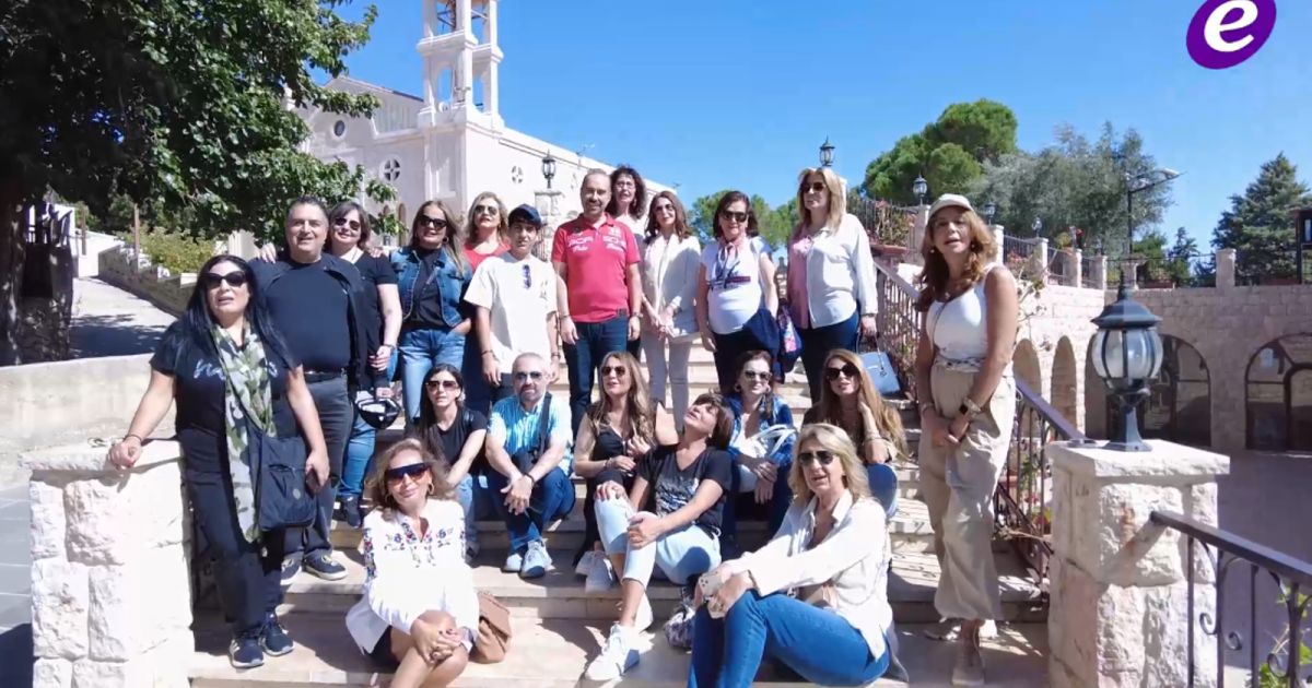 شاهد .. خاص وبالفيديو - فريق من الإعلاميين وعائلة الموريكس دور يزورون دير الأحمر وبرقا ويتذوقون نبيذها