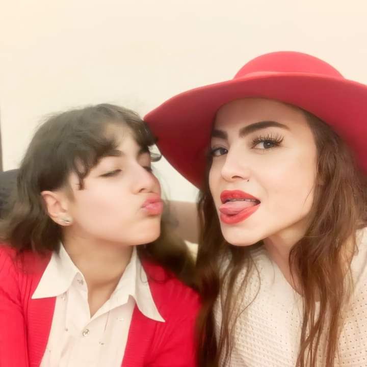 دوللي شاهين تحتفل بالكريسماس بصحبة بنتها نور علي طريقتها الخاصة