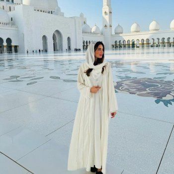 شاهد .. نجمة تركية تطل بالحجاب من داخل أحد الجوامع.. بالصور