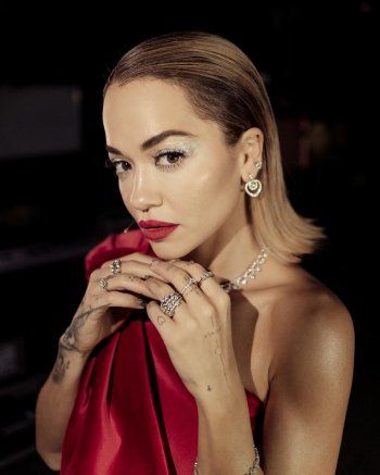 شاهد .. بفستان أحمر قصير..ريتا أورا تخطف أنظار الجمهور بجاذبيتها