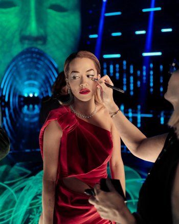 شاهد .. بفستان أحمر قصير..ريتا أورا تخطف أنظار الجمهور بجاذبيتها