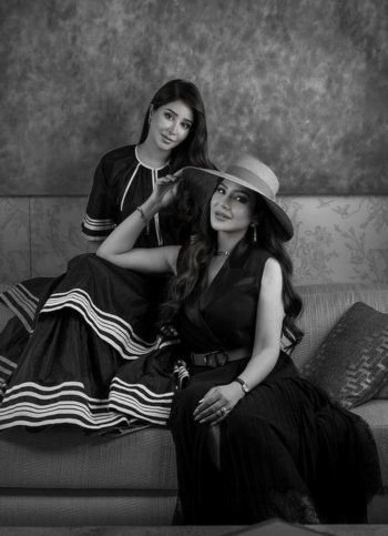 شاهد .. بالصورة- أسيل عمران تنشر صورة لها مع شقيقتها لجين وتعلق عليها بكلمات مليئة بالحب