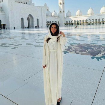 شاهد .. نجمة تركية تطل بالحجاب من داخل أحد الجوامع.. بالصور