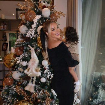 شاهد .. زوجة رياض محرز تحتفل بعيد الميلاد المجيد برفقة بناتها.. وصور تخطف الأنظار