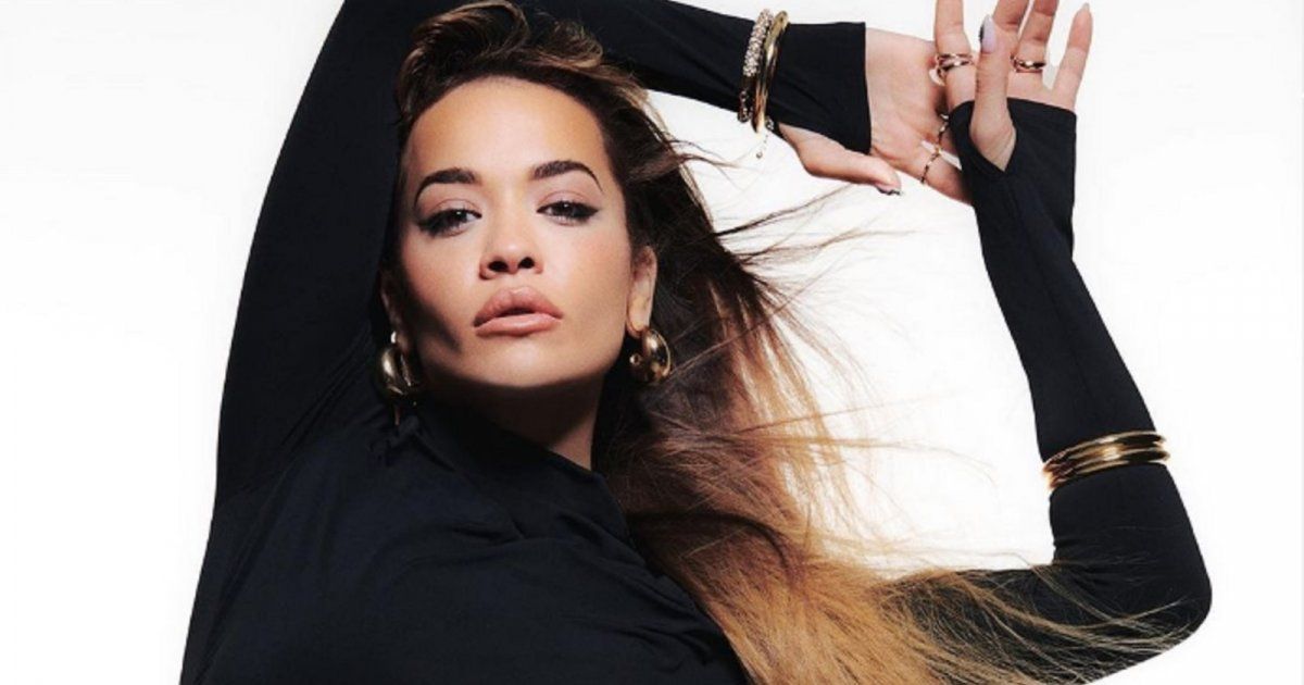 شاهد .. بفستان أحمر قصير..ريتا أورا تخطف أنظار الجمهور بجاذبيتها