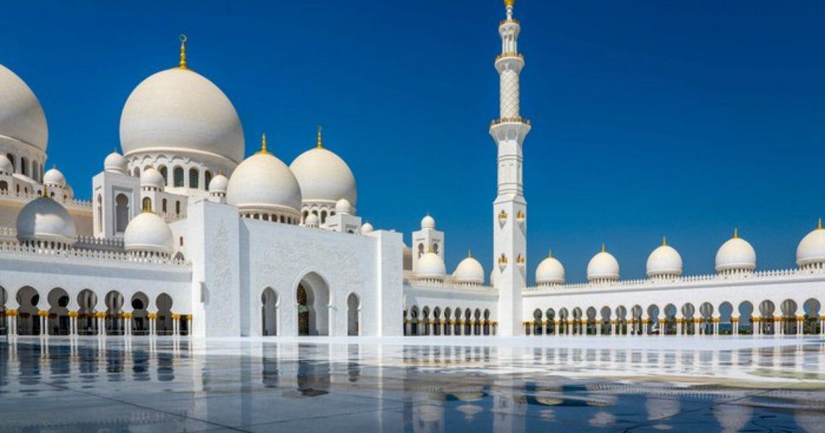 شاهد .. نجمة تركية تطل بالحجاب من داخل أحد الجوامع.. بالصور