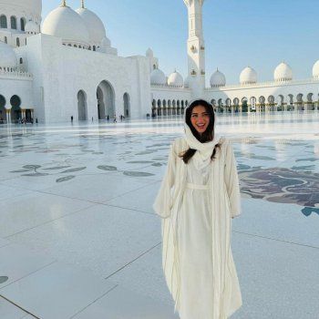 شاهد .. نجمة تركية تطل بالحجاب من داخل أحد الجوامع.. بالصور