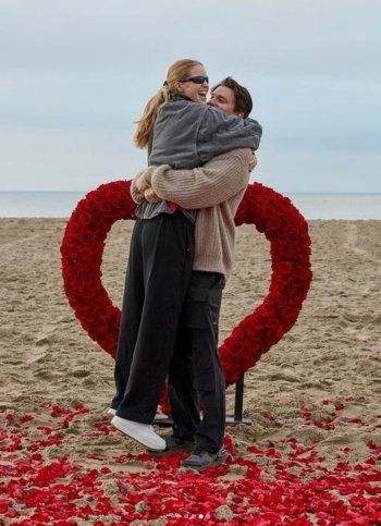 شاهد .. ممثل أميركي شهير بوسامته يعلن خطوبته رسمياً على عارضة أزياء