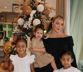 شاهد .. زوجة رياض محرز تحتفل بعيد الميلاد المجيد برفقة بناتها.. وصور تخطف الأنظار