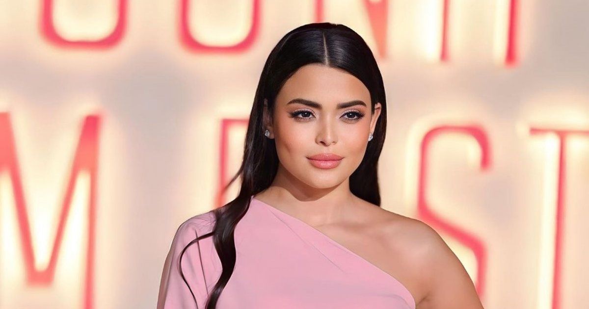 شاهد .. أسماء جلال بفستان مزين بالريش وسعره سيفاجـ ئكم!