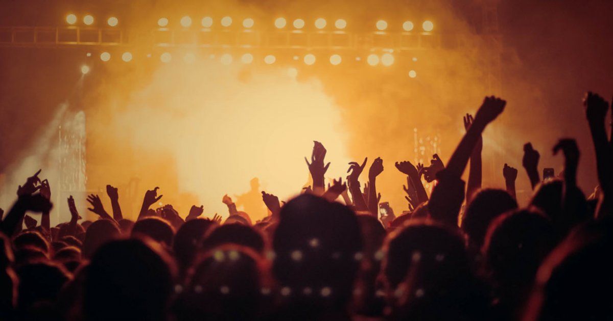 شاهد .. في نهاية حفله.. فنان عالمي يتضامن مع غـ زة بهذه الطريقة