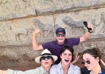 شاهد .. كاثرين زيتا جونز تحتفل مع زوجها وأبنائها بعيد الميلاد في الهند