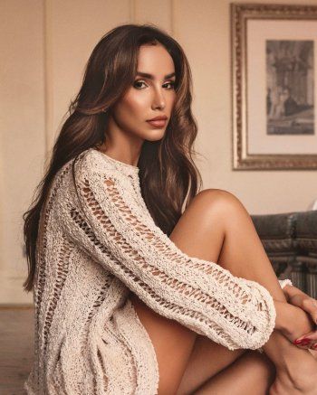 شاهد .. وصيفة ملكة جمال لبنان تحدث ضجة بإطلالتها.. وهكذا بدت