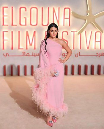 شاهد .. أسماء جلال بفستان مزين بالريش وسعره سيفاجـ ئكم!