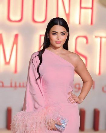 شاهد .. أسماء جلال بفستان مزين بالريش وسعره سيفاجـ ئكم!