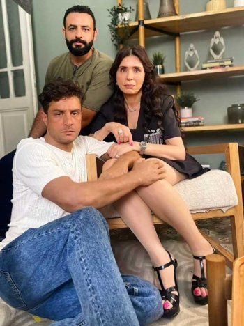 شاهد .. بعد وضعه يده على ساقيها.. الراقصة دينا تهاجم منتقدي حركة أحمد الفيشاوي